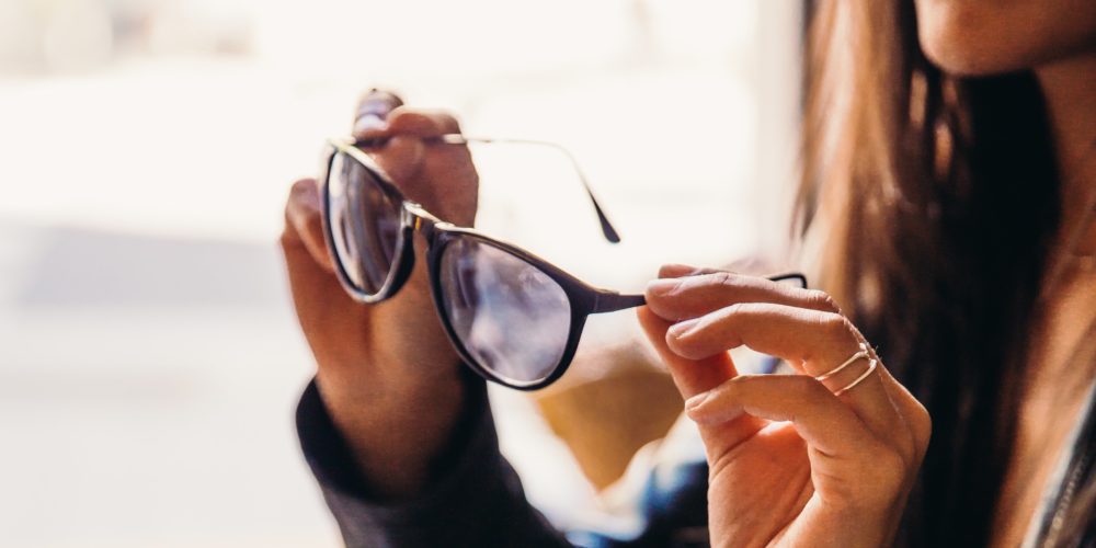 woman-with-glasses-1000x500